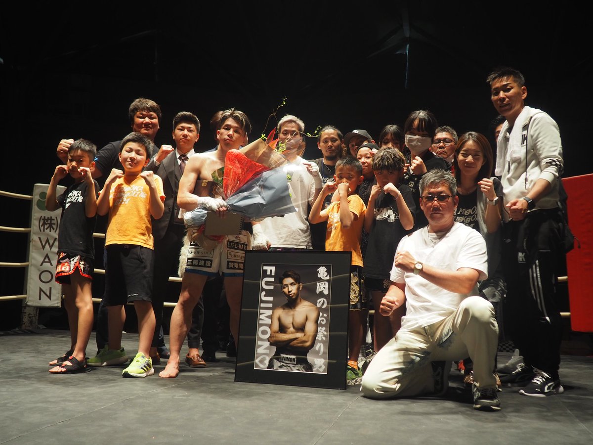 deep_kick2009's tweet photo. 【FUJIMON♡引退セレモニー】
2011年のプロデビューから13年間、入場から試合まで会場を大いに沸かしてきたエンターテイナー・FUJIMON♡選手
！長い現役生活お疲れ様でした！

▶ FUJIMON♡（京都亀岡キックボクシングジム）
プロ戦績44戦21勝19敗4分

#DEEPKICK #ガレリアかめおか
#DEEPKICK_KAMEOKA https://t.co/dHpTud985s