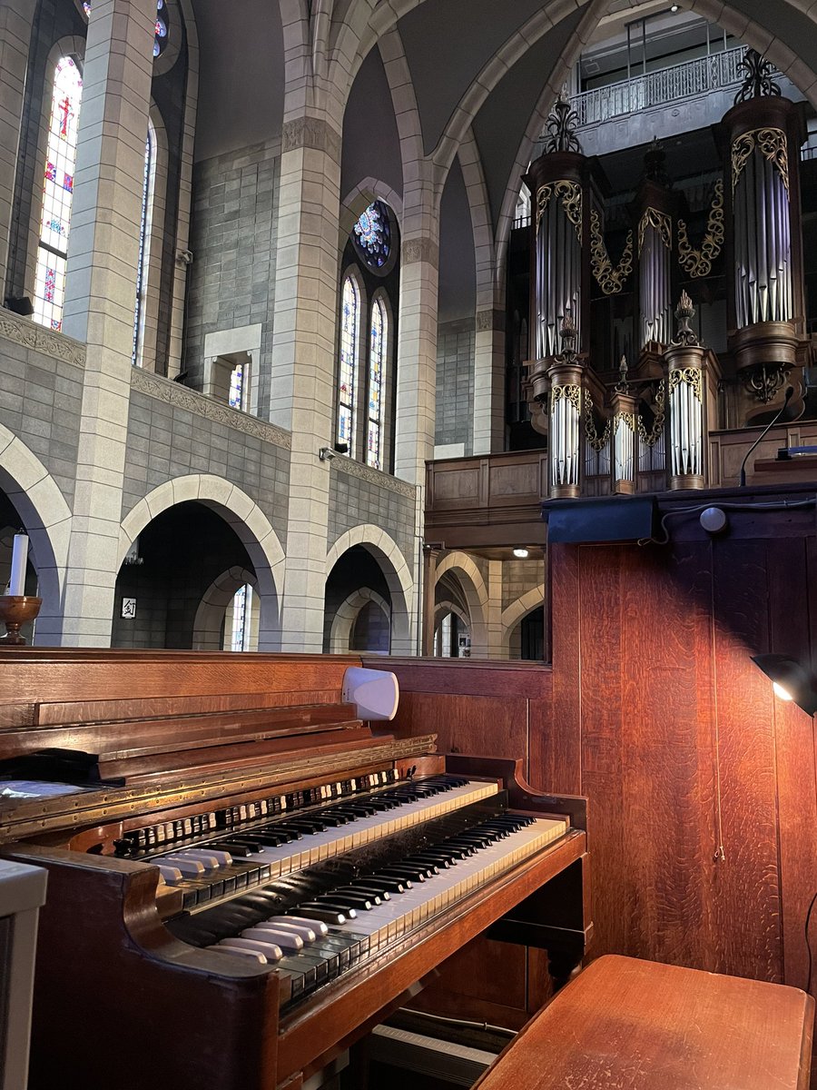 今日は練習でした。
５月１日(水)18:30聖路加国際大学・聖ルカ礼拝堂「夕の祈り」

最初期のハモンドオルガンModel Aを演奏します。87年間にわたり大切に使われてきた楽器です。素敵な空間に優しく響きます。
※入場無料、オルガン維持のための献金をお願いします。

#山口綾規 #ハモンドオルガン