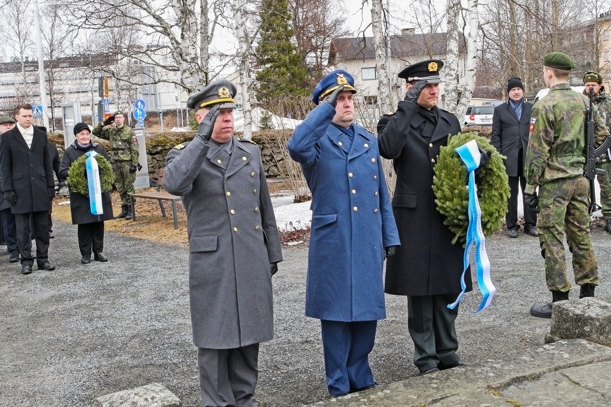 Kunnioitimme sotiemme veteraanien muistoa kansallisena veteraanipäivänä 27.4. Rovaniemellä seppeleenlaskuin 6. divisioonan, talvi- ja jatkosodan sekä vapaussodan muistomerkeille. 🇫🇮 #ilmavoimat #laplsto #kansallinenveteraanipäivä #rovaniemi