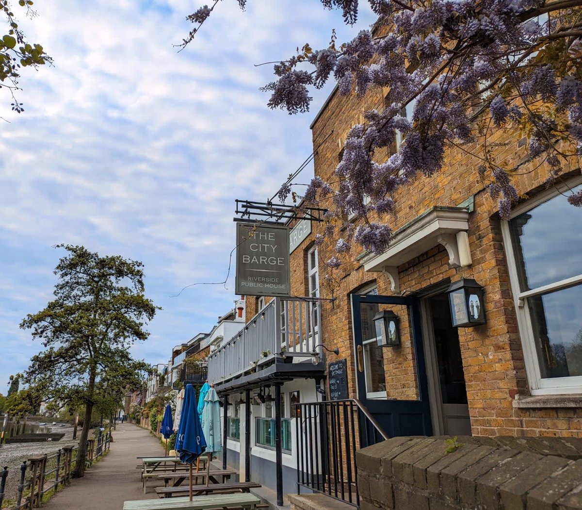 Walking the dog or taking a stroll along the river? Pop in and warm up with a coffee, soup, or a cheeky pint! #spring #riverside #chiswick #dogfriendly #riverviews #soup