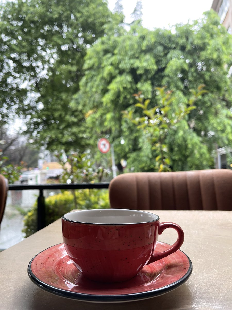 burkhuu's tweet photo. Dun gece alkollu bisiklet kullanmak istemedigim icin, mekana biraktigim bisikletimi almaya gelmisimdir. 🌧️☕️🚴🏻‍♀️ https://t.co/EmXHBLNLqK