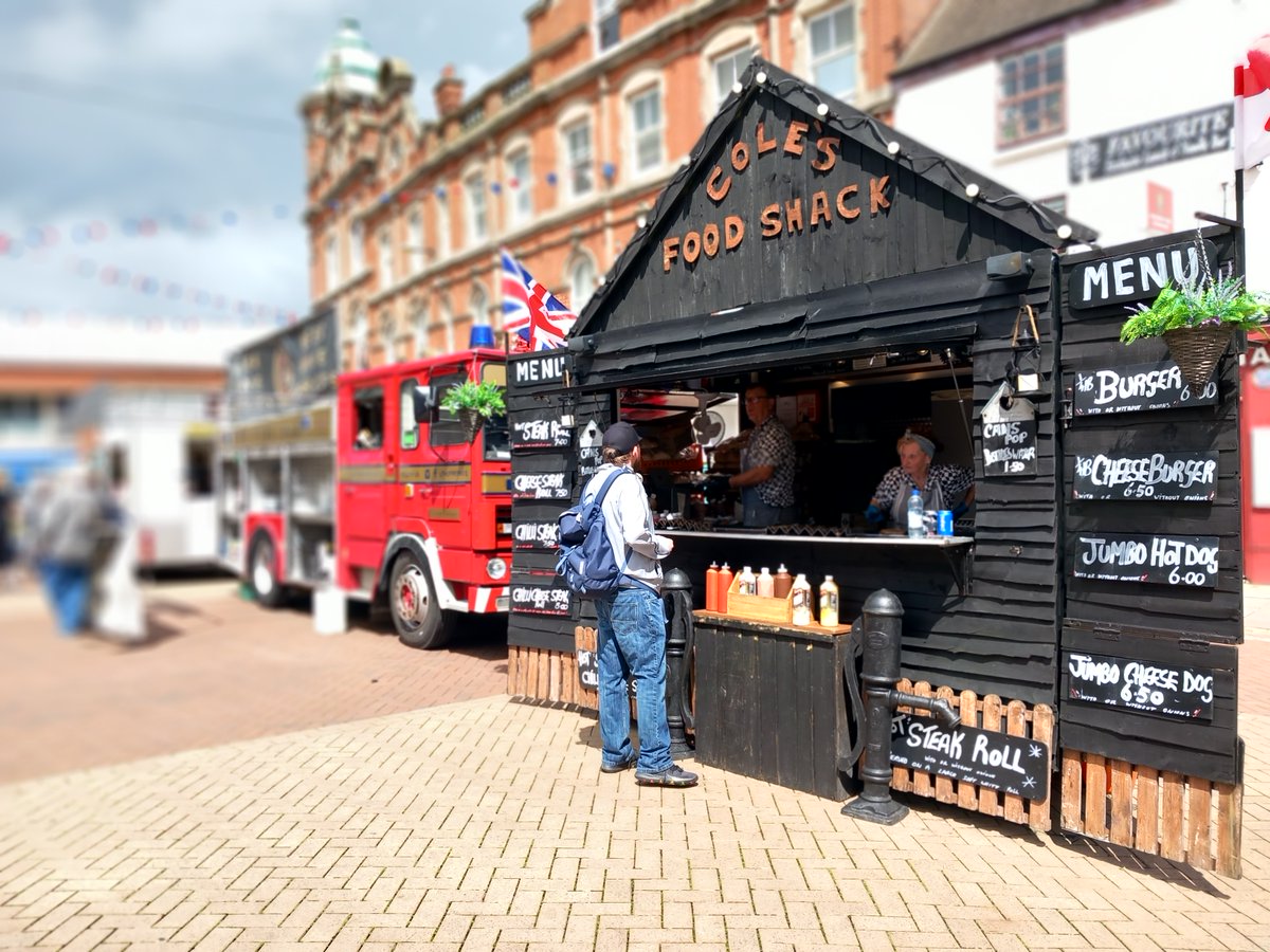 😋 Uttoxeter Food & drink Festival...

🌮 Come and enjoy fabulous street food, delicious drinks and artisan stalls, Uttoxeter Racecourse Sat 8th Jun & Sun 9th June.

👉🏿 For more details see here...  orlo.uk/rrO3y 

#DiscoverEastStaffordshire