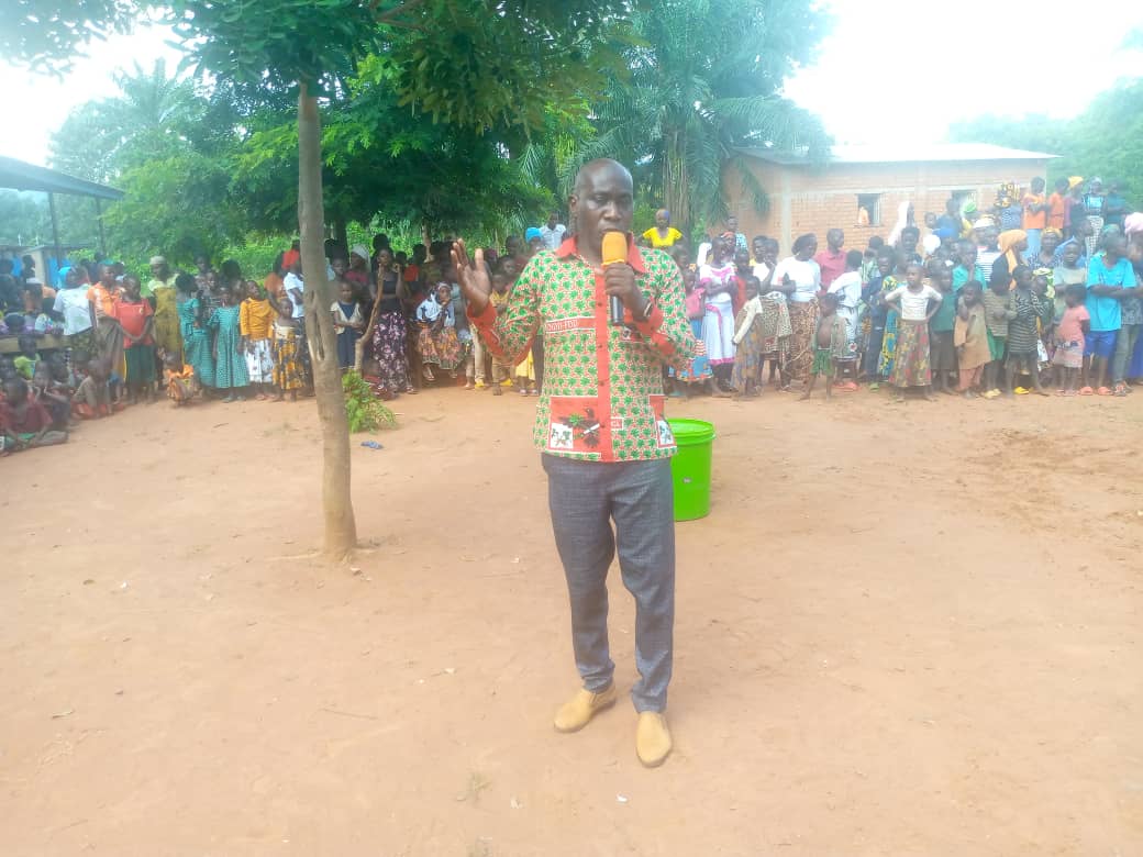 CnddfddBurung's tweet photo. #Burundi Umutumba wa Nyabigina muri komine Nyanza, kuyu wa 27/4/024, bitewe iteka n'umunyamabanga w'umugambwe muri komine, abagumyabanga bo kuruwo mutumba, barakoranye murubanza rwo kwakira no guha ikaze bashasha basavye kwinjira mumugambwe @CnddFdd https://t.co/MAWGC6fofO