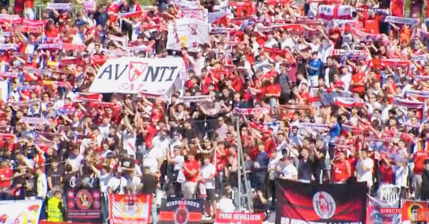 Marea roja en la ciudad deportiva del SevillaFC. Qué bonito ❤️