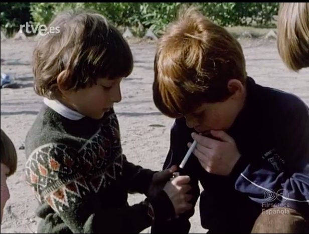 Niños fumando en este (maravilloso) documental del NO-DO sobre el cultivo y consumo del tabaco en España (1962) 

rtve.es/play/videos/no…