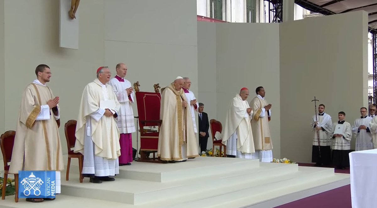 Antes de finalizar la #SantaMisa, @Pontifex_es agradece a las autoridades civiles y eclesiásticas de #Venecia por la acogida que le han dispensado. #ElPapaEnVenecia