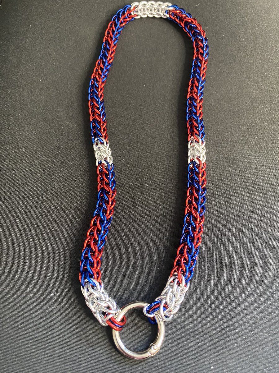 Chainmaille collar commission for <a href="/ParkerSpiderPup/">Parker Spider-Pup 🔜 Scritches & ScotiaCon #1469</a>, red and blue criss cross with bright silver breaks in full Persian weave (1.6 mm wire) super happy with how it turned out 🐾