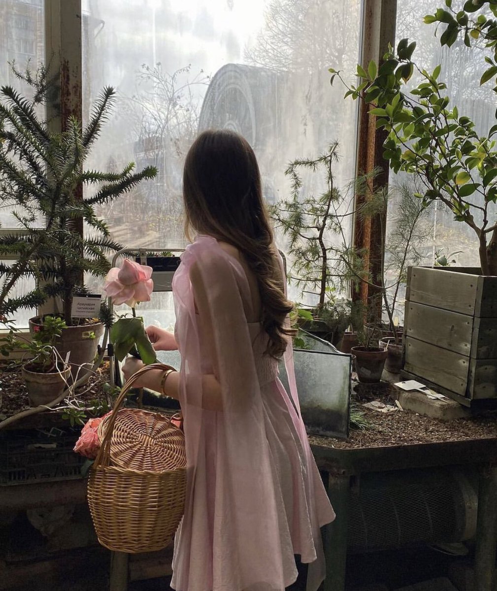 لطالما آمنتُ أن أفضل انشغال ينشغل به الإنسان هو العمل على نفسه،وذلك من سِمَات الرُقيّ،فلا يعنيه تتبُّع الآخرين،وما قالوا، وما فعلوا، فهو مُنهمك في عوالمه الخاصّة،مُحَلِّق في آفاقِه التي تعنيه،مُدرِك أن الانشغال بحياة الغير استنزاف،وفراغ،وانعدام للجدوى🦋

#اتمنى_لكم يوم مُنجز✨