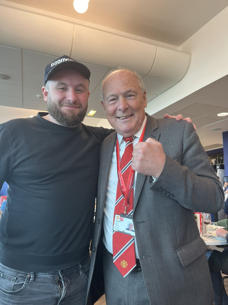 VloggerSilver's tweet photo. A pleasure and a privilege to talk with this smashing man yesterday x. My brother still raves about his 77 cup final goal but declined to have his pic taken so my nephew stepped up x. βPanchoβ you a charming and lovely man β₯οΈx @JohnWhelo @gordonhill54 @paulenglish1961 https://t.co/ktSJUJDCk9