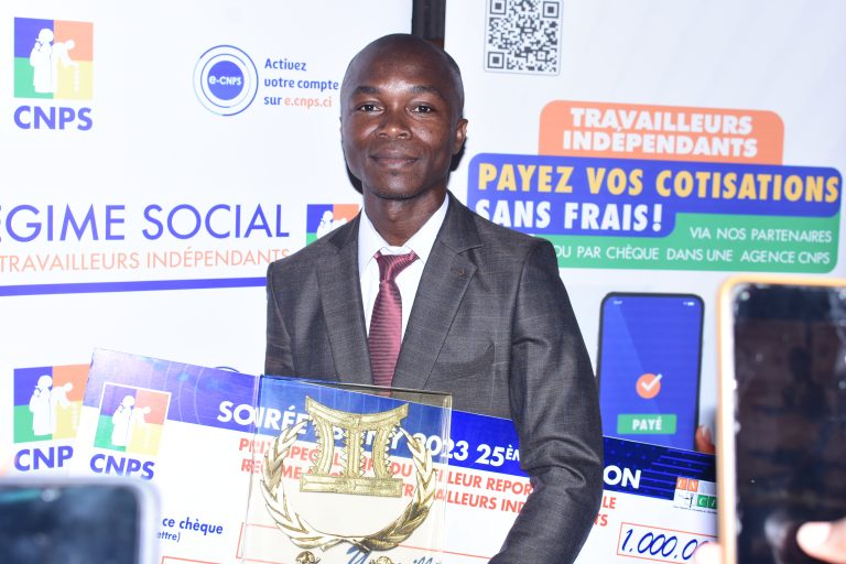 LexterieurInfo's tweet photo. Médias: Ly Goha Aimé Ludovic proclamé super Ebony 2023

Après les délibérations du jury  présidé par Samba Koné, président de l'ANP,  c'est Ly Goha Aimé Ludovic qui a été déclaré super Ebony 2023. Il a aussi obtenu le prix du meilleur journaliste de la radio. https://t.co/FDLS8ommxI