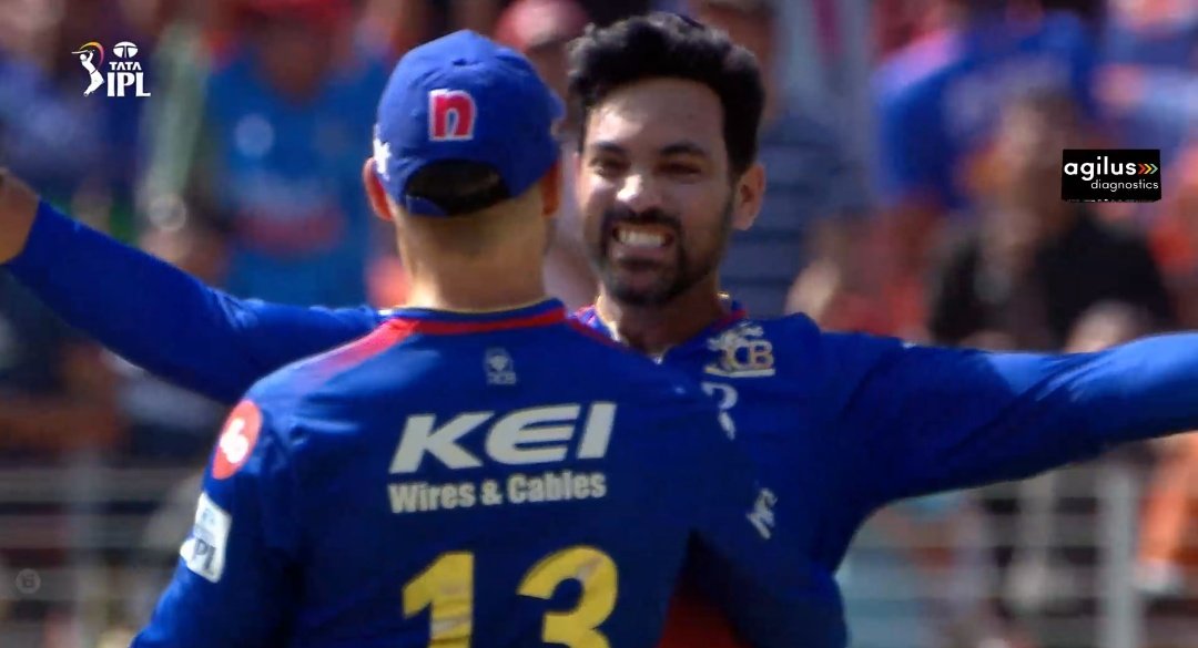 JonahAbraham26's tweet image. Woahh. And the newcomer Swapnil Singh takes the first wicket for RCB by getting the wicket of Saha. 

Nice one Boyy 🔥💪🏻

#RCBvsGT #SwapnilSingh #GTvsRCB