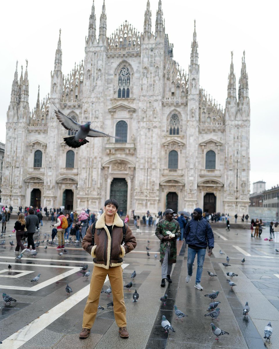 Apo posted a photo of his time in Milan, looking cool in front of Duomo di Milano😎

He was in all brown with @Schottnyc bomber jacket, @Carhartt pant, VISVIM boots also @Dior black saddle backpack to balance the whole look😍

#ApoNattawin #mileapocloset