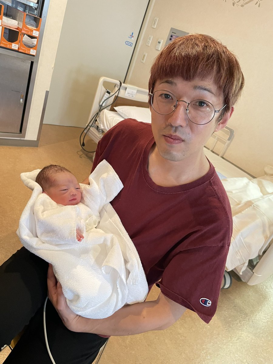 okabeccinyo's tweet photo. 【吉報】
パパになりましたーー！あざす！緊張してます！皆様！もう応援してくれないと困ります！YouTubeでも登録したってくださーい！ではまた👋🍑

林とこと同級生だわ🐌 https://t.co/9ih6tQZOFb