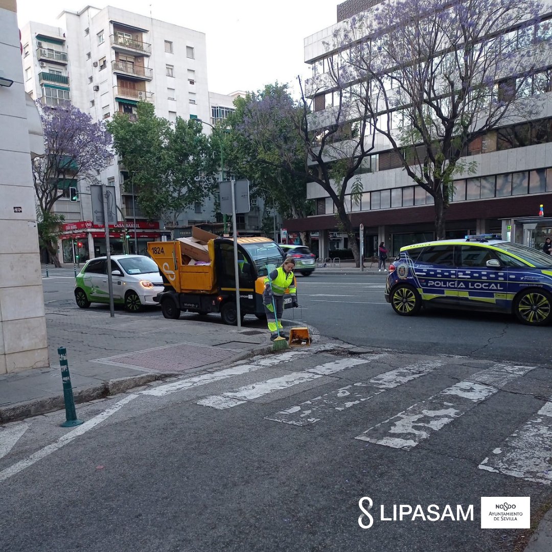 Tras los casi 8.000 participantes de la #Sevilla10 de la Carrera Nervión San Pablo 'El Corte Inglés', Lipasam realiza la limpieza del circuito para recuperar la normalidad tras el paso de los participantes #cuidemosSevilla @Ayto_Sevilla @IMDSevilla