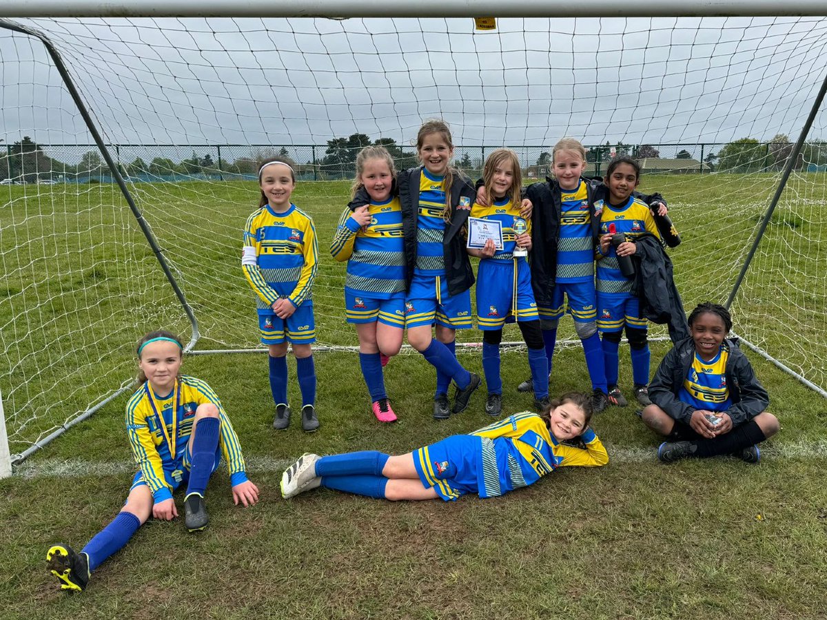 Shoutout to our U9s who played a friendly away to Gerrards Cross. It was another great team effort with 110% from everyone across the pitch. Well done to Fleur and Aimee who were the Players of the Match. 💛💙⚽

#LetGirlsPlay #HerGameToo #GrassrootsFootball @AylesNews