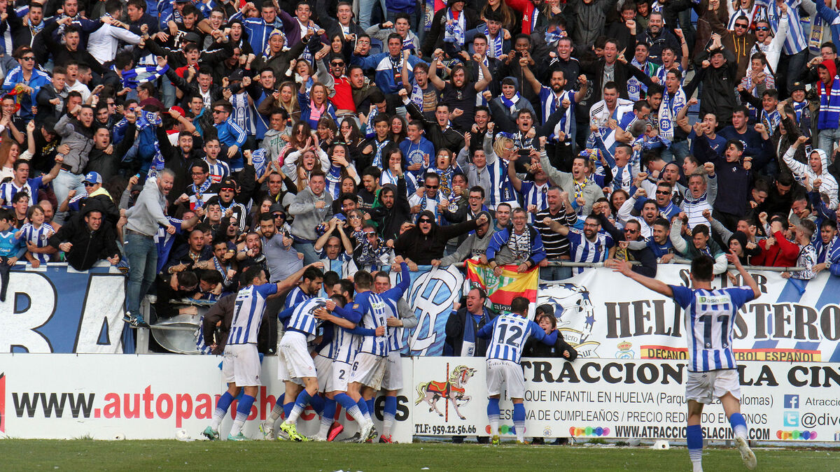 decanazo14's tweet photo. La grandeza de un equipo no se mide en títulos. La grandeza de un equipo se comprueba en el apoyo de su afición en los momentos difíciles.  Quien no crea, que no venga. https://t.co/jbYtWE6BUd