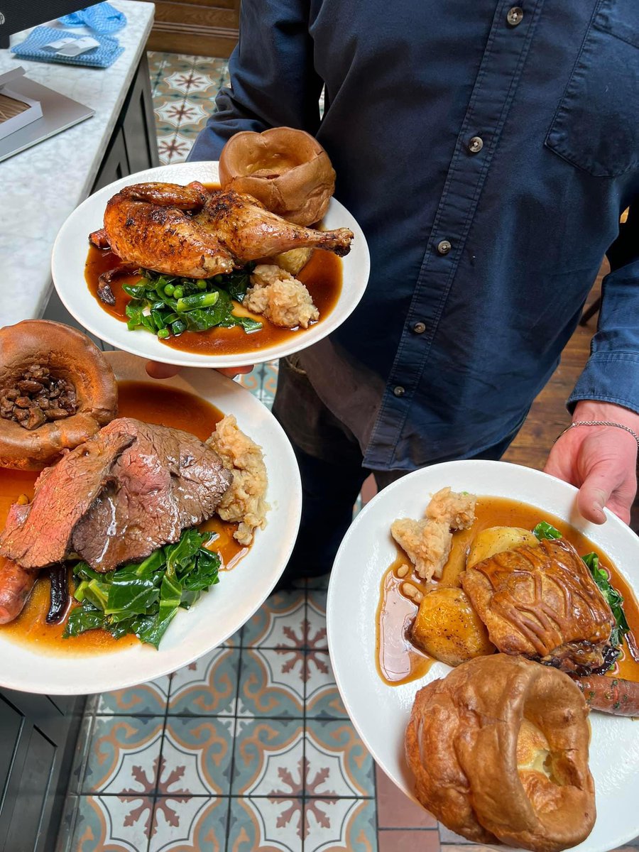 Our weather forecast says Sunday roast, not sure about yours 🤨 join us today for a better view than today’s miserable sky 🌥️

@YoungsPubs 

#sunday #sundayfunday #sundayroastlondon #londonpubs #SundayRoast #ComfortFood #WinchmoreHill #n21 #youngspub