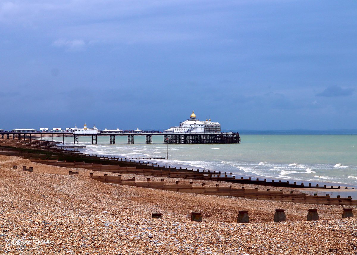 We blissfully walked along the Seven Sisters Sussex before strolling along Eastbourne beach 😌😌

.
.
.
.
.

#raw_community
#exquisitepics20_yourpics #beach 
#Sevensisters #southdowns #eastbourne #spring #eastbournepier