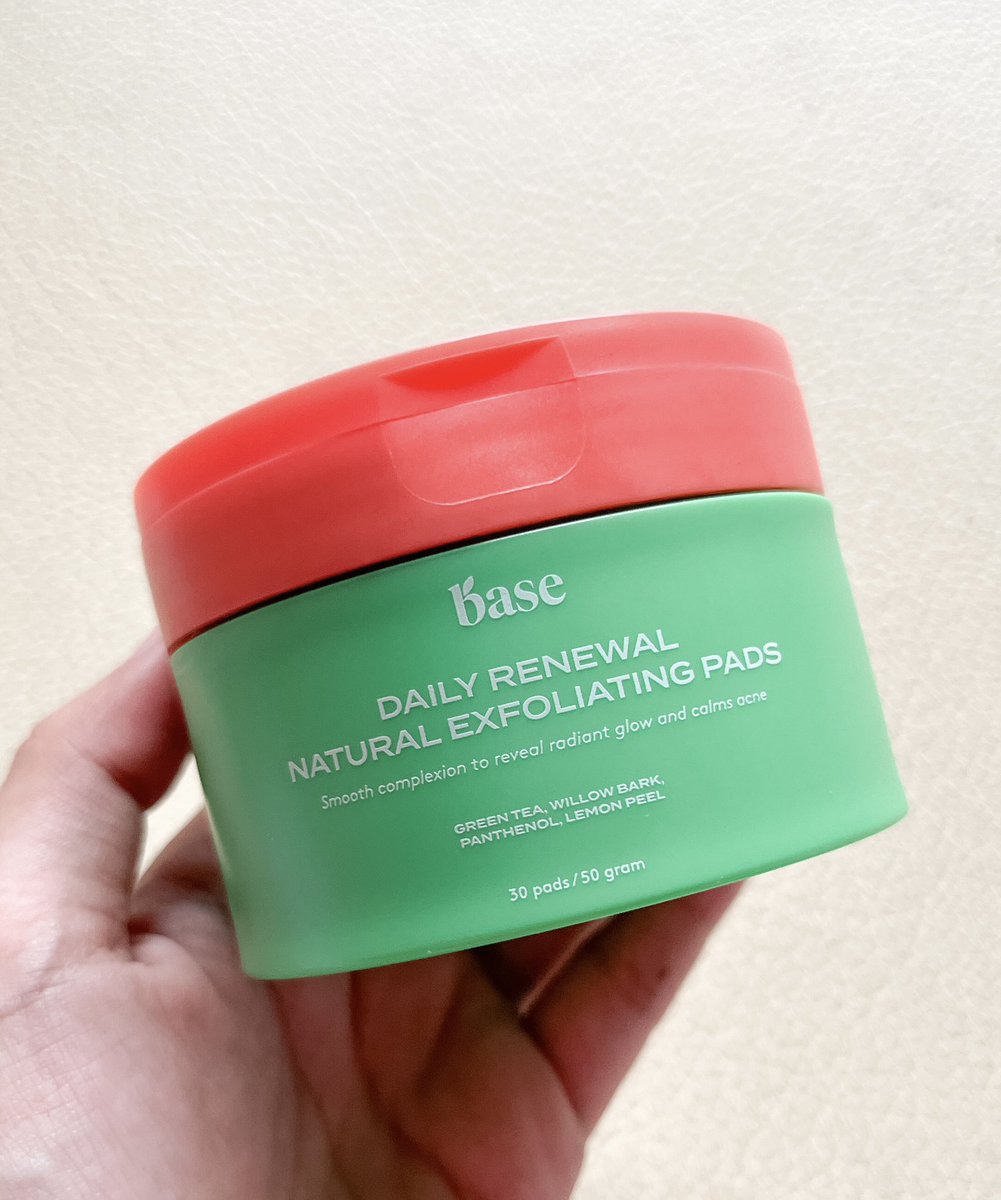 bbydhils_'s tweet photo. Siapa yang belum rajin exfoliasi????

Ternyata exfoliasi sepenting itu😰🫵🏻

Bisa di zoom mukaku di bulan maret bruntusan parah, whiteheads muncul semua. Akhirnya aku mulai exfoliasi dan alhamdulillah better🥹

#itsmybase #BASEExfoliatingPads https://t.co/xtAbWdBAgP