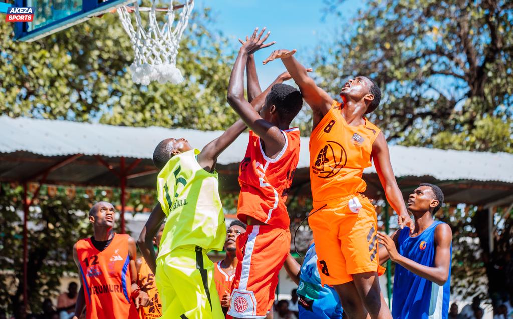 Le Basketball 🏀 est de retour

Après plusieurs mois d'absence du basket,aujourd'hui au terrain département les amateurs du ballon orange se régalent du programme prévu pour fêter le retour de leurs discipline préférée . Plusieurs rencontres sont prévu pour  cette occasion.