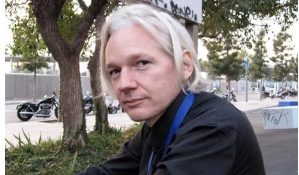 vincvoll's tweet photo. #JulianAssange 

“This strategy of erasing the boundaries between what is true and what is false, between what is authentic and what is reproduced, it is itself the automated response to our actual world.”; Julian Assange, The Unauthorised Autobiography. https://t.co/3im3Duj9Sb