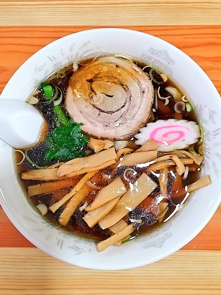 しみず屋　西吉井 メンマラーメン　太麺 R254沿い、この辺はよく伺うのですが🍜もこちらのお店も初めて 乱切りの軽く縮れた少し平打ち手打ち極太麺はこの辺で言う「おっきりこみ」のような感じもあります 色濃いスープのベースは鶏かな？醤油の酸味と昆布の風味が目立ちます 青いのは菜の花でした🙏