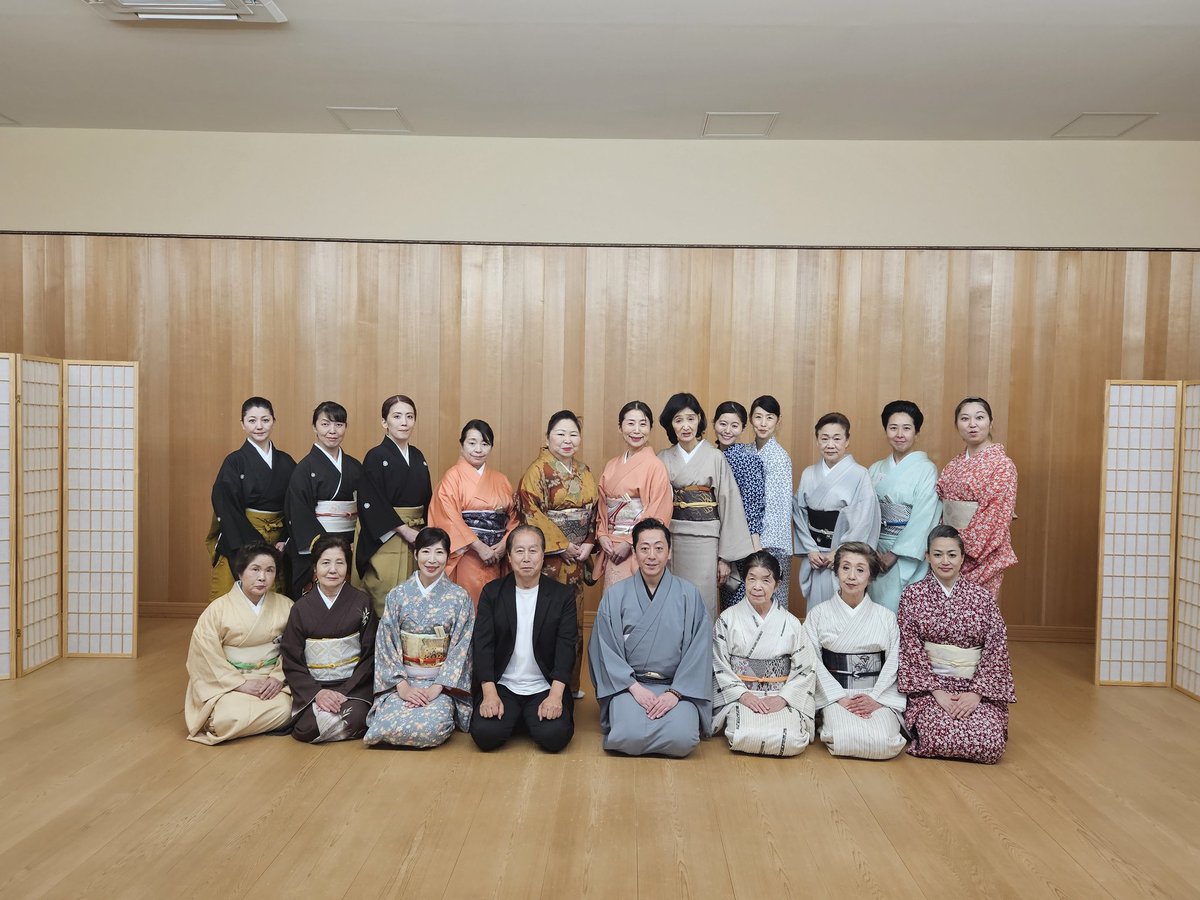 ToshiyagiT's tweet photo. 今日は寿柳流小舟町道場の勉強会。設営、撮影、音響、着付け、後見など全て出演者で行い、衣装も自前でそれぞれに工夫を凝らして舞台を作りあげました。出演者の皆様、お手伝いいただいた皆様、本当にお疲れさまでした&amp;ありがとうございました！
#寿柳流　#日本舞踊　♯勉強会 https://t.co/hLGAKn3eKo