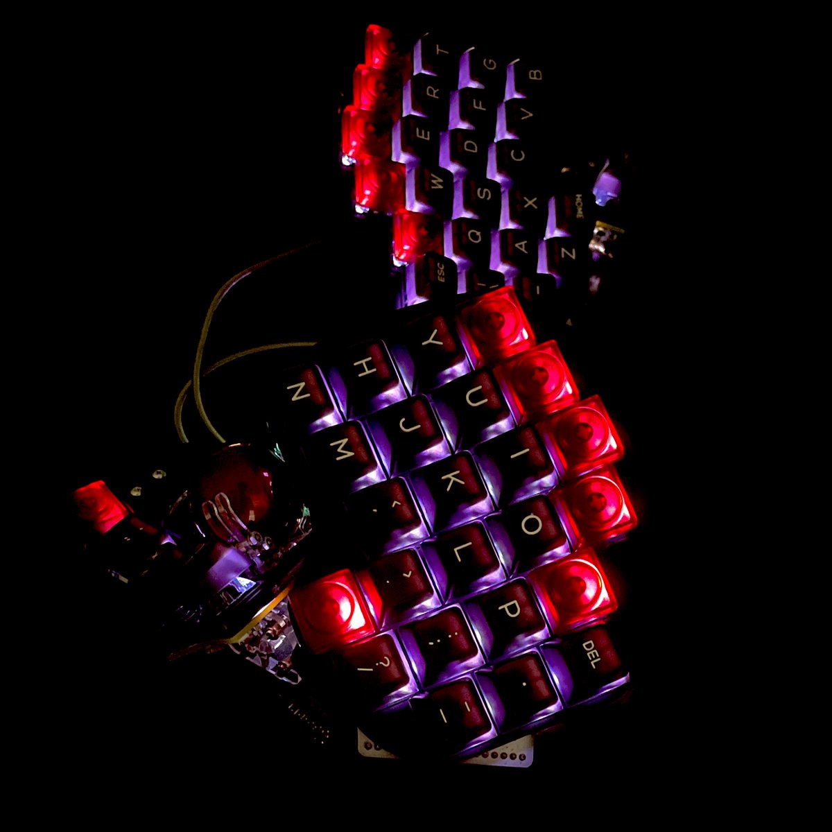 Keyboard: Abyssal killer whale 
Switch: kailh KK Copper
Keycap: Doys Red (transparent),KBDIY SA Profile Black Translucent 
#KEEB_PD #KEEB_PD_R195
