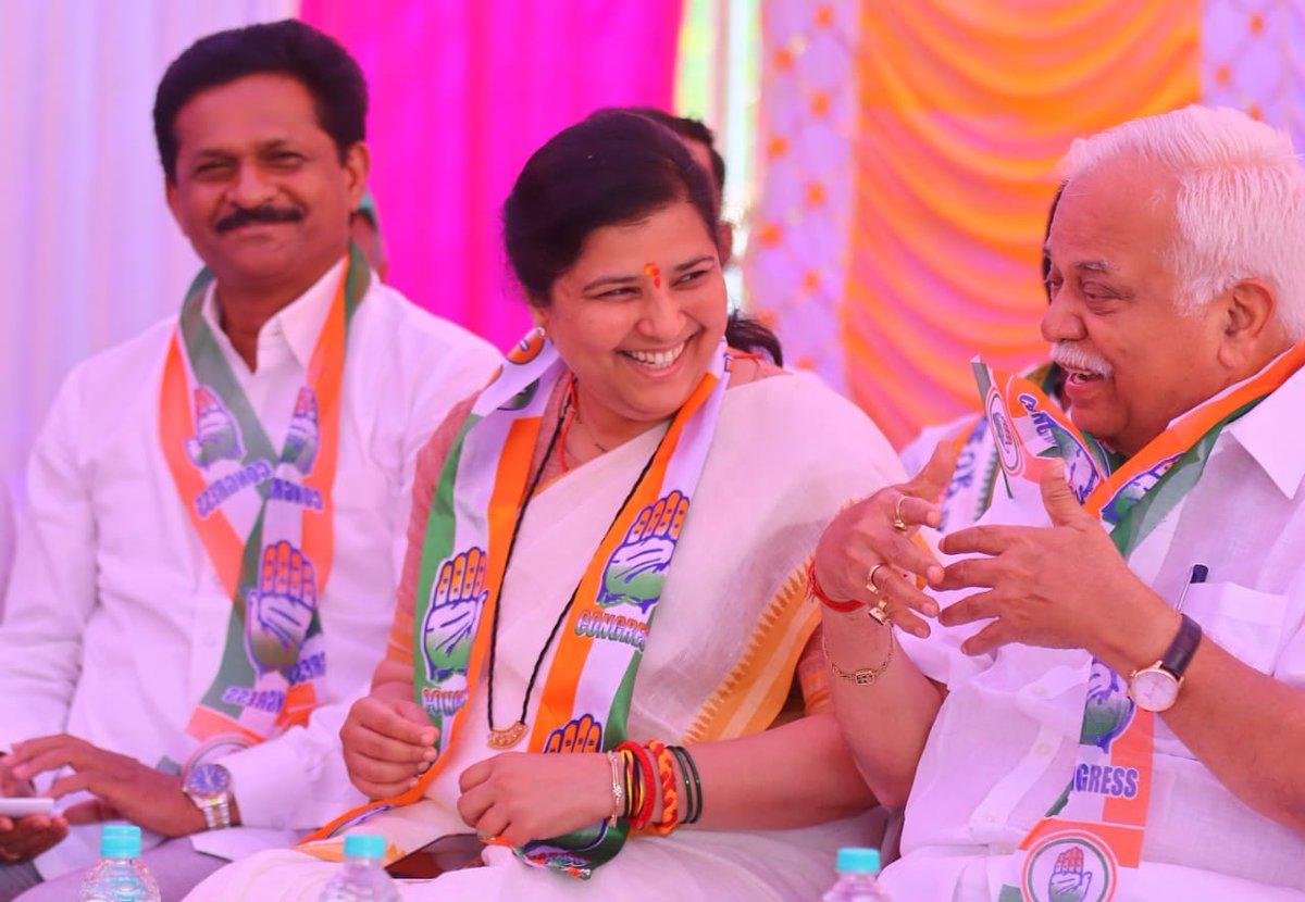 #LokSabhaElections2024 : BATTLE GROUND UTTARA KANNADA

📌Congress Candidate #AnjaliNimbalkar with Haliyala Congress MLA Deshpande and Sirsi Congress MLA Bhimanna Naik in the Campaign Trail #Sirsi, #UttaraKannada