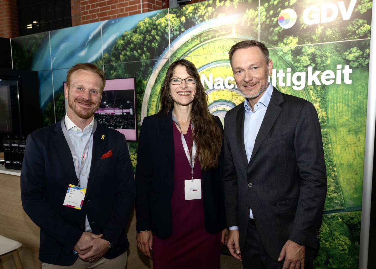 maja_pfister's tweet photo. Mit Absicherung von Risiken und als Kapitalanleger tragen die #versicherer zu den Voraussetzungen von #innovation, #wachstum und #zukunftssicherung bei. Vielen Dank für den guten Austausch mit dem @gdv_de beim #bpt24 der @fdp, @c_lindner! @JoergAsmussen https://t.co/YGiVLJPQ1C