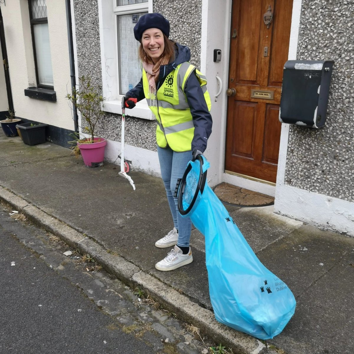 StoneybatterPoP's tweet photo. Stoneybatter's sparkling and looking its Sunday best after the Saturday Spring Clean!
Thanks to the 50+ volunteers who took part in our #TeamDublinCleanup
Special thanks to @DubCityCouncil for support and huge thanks to Kate and all in An SΓol CDP for the hospitality afterwards! https://t.co/1ehl2gksn5