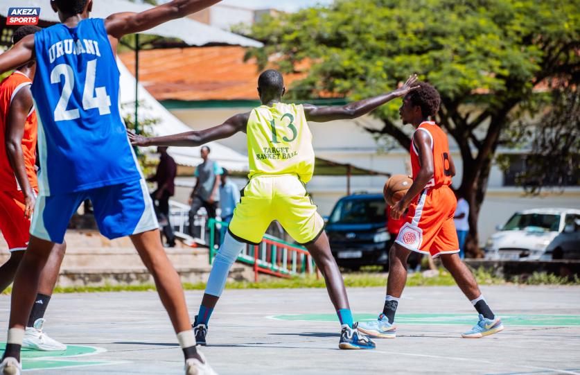 La première rencontre à opposé deux sélections de la division B, la team Nixel a battu la team Azaad sur un score de 69-62. Sur les images, les joueurs portent les maillots de leurs équipes respectives.

#akezasports #Lesbeautesdecheznous