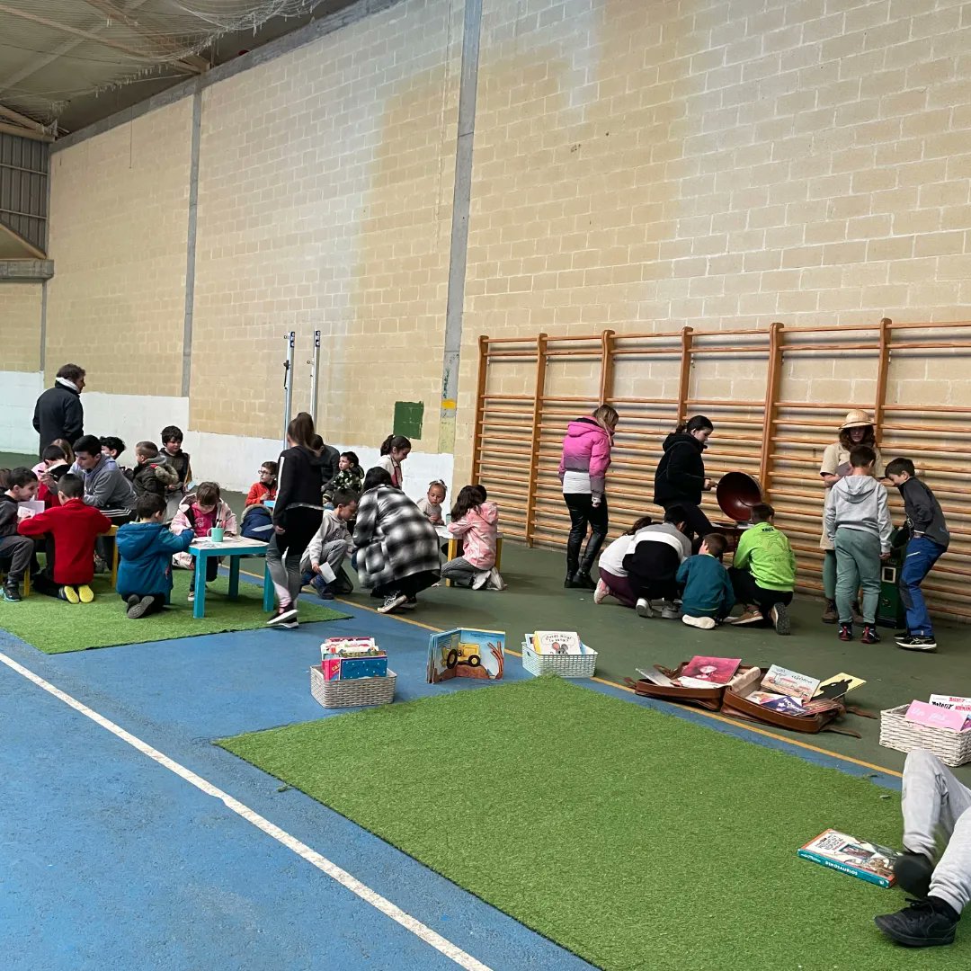 El viernes lo pasamos muy bien con <a href="/marrojoprod/">Mar Rojo Teatro</a> y su espectáculo La biblioneta de Eme, ¡una maravilla!  📚🚛😍
Nos encanta,  y además es muy necesario,  que en los pueblos podamos disfrutar de cosas así 
#plancorresponsables #aytosomiedo <a href="/IgualdadGob/">Ministerio de Igualdad</a> <a href="/Biblioasturias/">Biblioasturias</a> <a href="/Educastur/">Consejería de Educación</a>