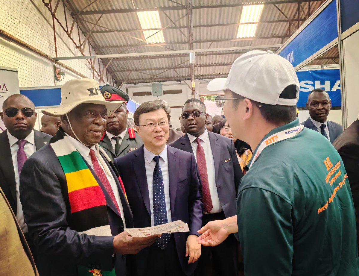 H.E President Mnangagwa toured the China Pavilion at #ZITF2024, spoke highly of the fruitful cooperation between 🇨🇳🇿🇼 and the contribution by the Chinese business community here in promoting Zimbabwe's economic diversity and industrialization. @DeptCommsZW @InfoMinZW @MoFA_ZW