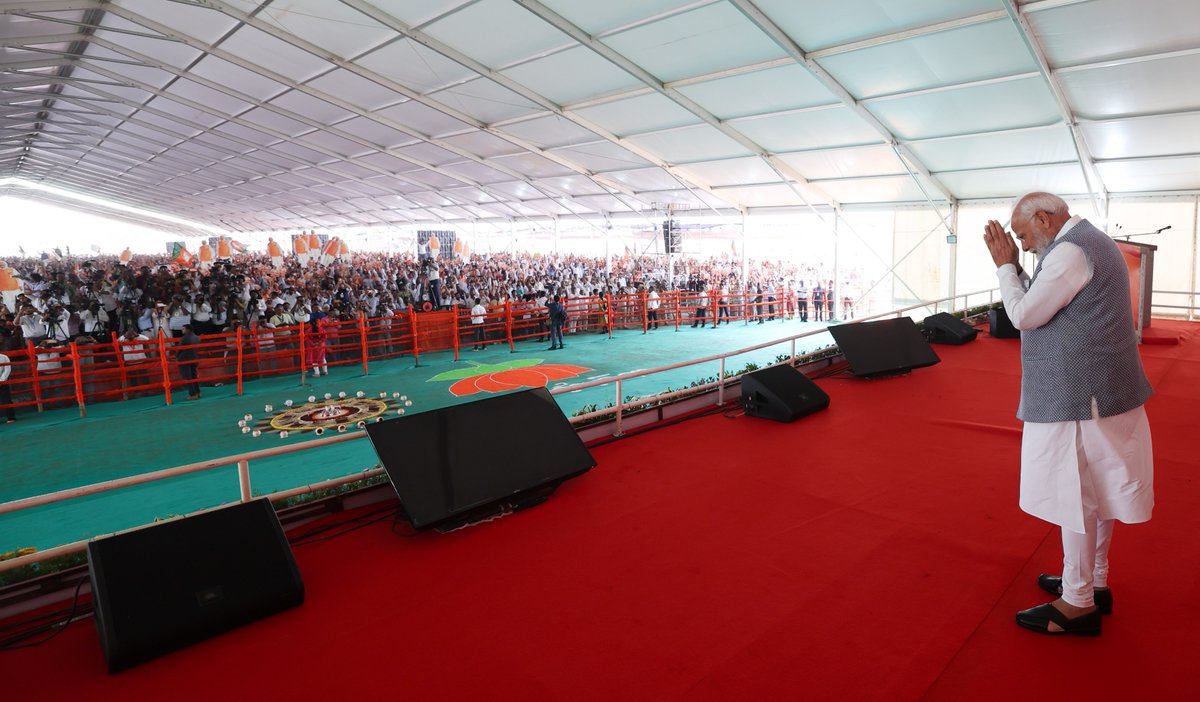 'Congress has been so immersed in 'Parivarhit' that Bharat's each and every developmental stride bothers it...' Visuals of Prime Minister Shri @narendramodi addressing a public rally in Belagavi, Karnataka.
