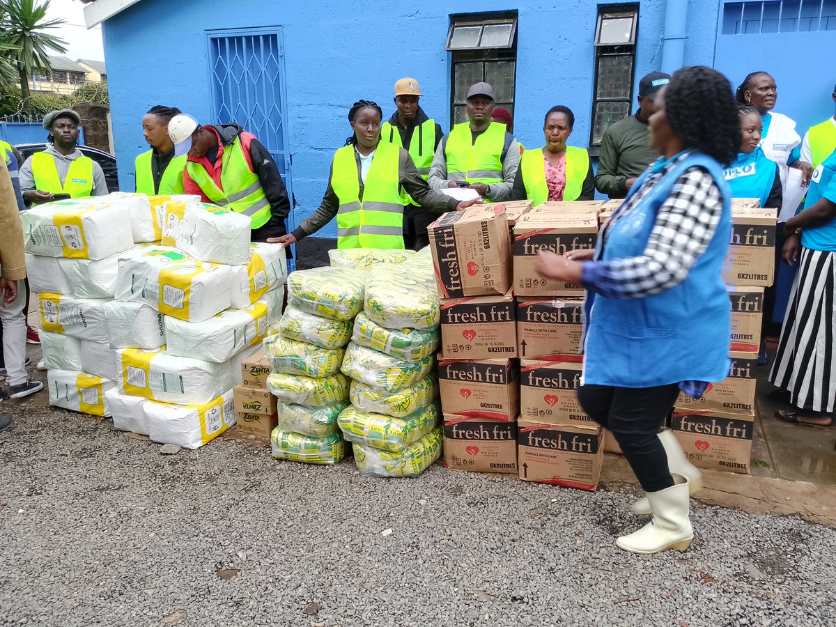 Jamal02308260's tweet photo. @KennedyOdede today SHOFCO partnered with the CBOs in kibera and mathare whereby the affected areas got a food packages for people in kibra https://t.co/T6igaxxPGh