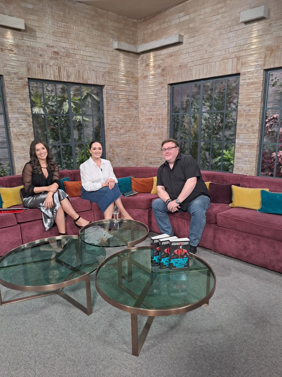 IrelandAMVMTV's tweet image. 🖋️DEREK LANDY 💀

Skulduggery Pleasant writer Derek Landy is in the studio!!

#IrelandAM #SkulduggeryPleasant #DerekLandy