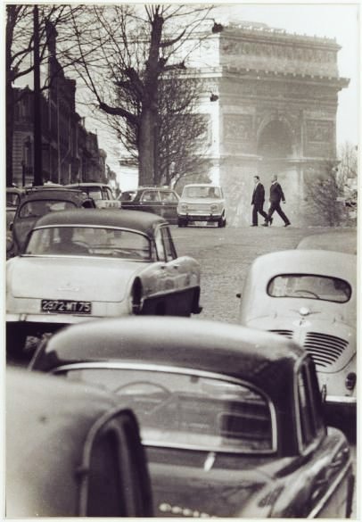 Willy Ronis. Avenue d'Iéna et Arc de Triomphe 1959. Paris