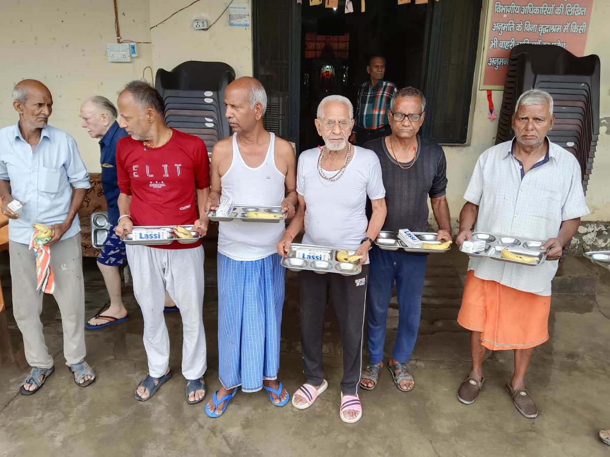 दिनाँक 27/04/2024 को एस एस संस्थान द्वारा संचालित वृद्धाश्रम,सरोजिनी नगर,लखनऊ मैं सभी वृद्धों के लिए सुबह नाश्ते में केला, सेब,लस्सी,चिप्स,बिस्कुट वितरित किया गया।
#लखनऊ  #oldage #sssansthan #help #oldagehome #sssansthanngo #ngo lucknow