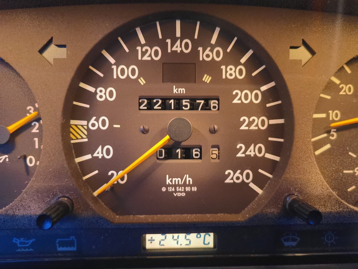 W124
新しいラジエータを取付けました。

サーモスタットは標準の87℃を組込みました。