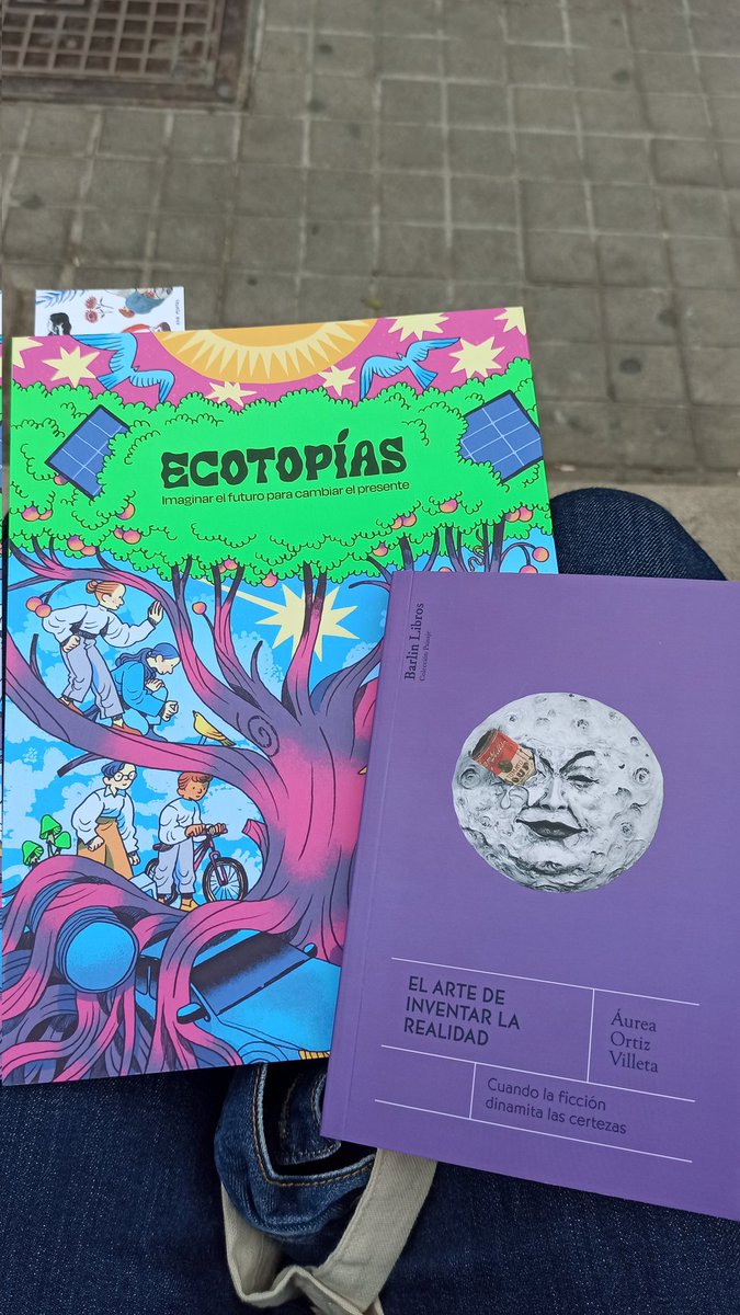 Bonita mañana de domingo en @firallibrevlc con dos joyitas de un tema que me interesa mucho, la ficción para construir futuros que alienten a una transformación ecosocial. Gracias @Aurolenska por la firma 💚 de 'El arte de inventar la realidad' 'Ecotopías' @Astiberri