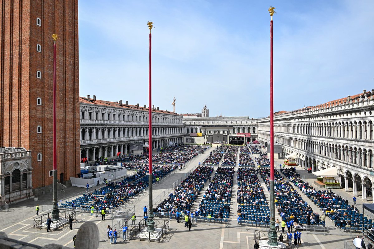 Un momento storico questa mattina. Il Santo Padre ha fatto visita alla Città di #Venezia e celebrato la Santa Messa in Piazza San Marco. Migliaia di fedeli presenti, lo hanno accolto con calorosi applausi 🙏🏻🤍 #PontifexVenezia #VeneziaSerenissima❤️🦁 #28Aprile