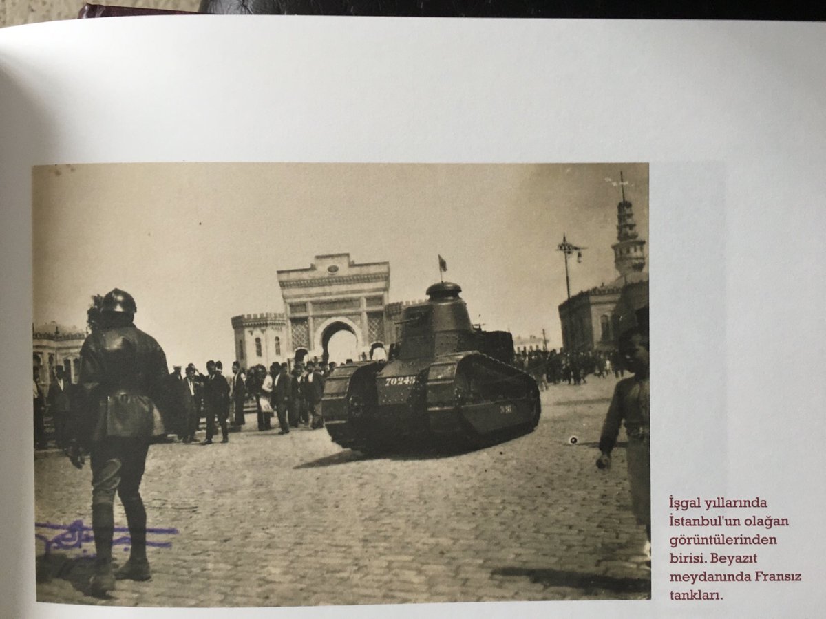 Seyfullahkulogl's tweet photo. #İşgal
yıllarında
#İstanbul Beyazıt meydanında Fransız tankları..
#Tanpınar’ın Doğumunun 120.yılı kitabından.
Geçmişte tankla sembolleşen #işgal günümüzde kahir ekseriyeti ecnebi #sermayesi olan #banka sistemi aracılığıyla sürmekte değil midir? https://t.co/RVV395ZCv6