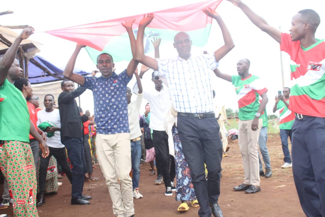 CnddfddBurung's tweet photo. #Burundi Muri Quartier Mikura na Mugembe, kuyu wa 27/4/024, barakiriye abanywanyi bashasha bipfuje kw'injira mumugambwe @CnddFdd . Murayo ma Quartier, ibirori bikaba vyatewe iteka na Egide BAREKEBIVUGIRE asanzwe arongoye umunyamabanga muri komine Rutana https://t.co/kL3KxvtlFY