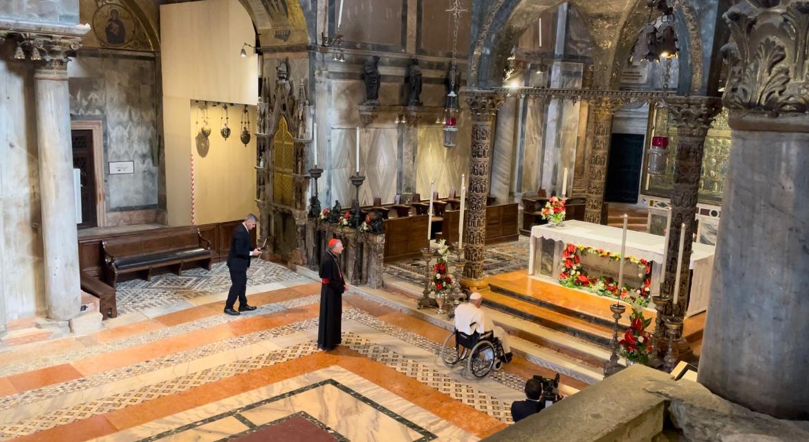 El #PapaFrancisco visita la Basílica de San Marcos después de la santa misa para venerar las reliquias del patrono de #Venecia. #ElPapaEnVenecia