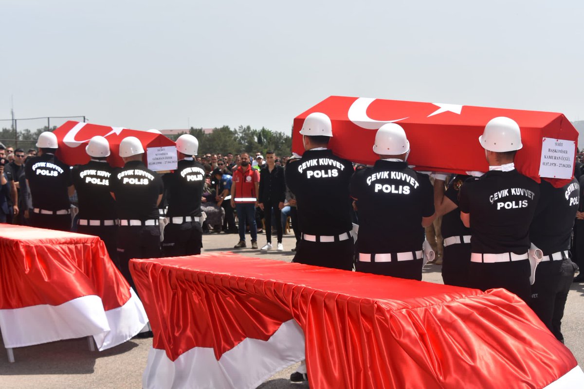 Kahraman Şehitlerimiz Başkomiser Kamuran Üçgül ve Komiser Gökhan Özer'i, Özel Harekat Şube Müdürlüğünde düzenlenen törenin ardından Osmaniye ve İstanbul'a uğurladık. Ruhları şad, mekanları cennet olsun. 🇹🇷🇹🇷🇹🇷 📍 Adıyaman