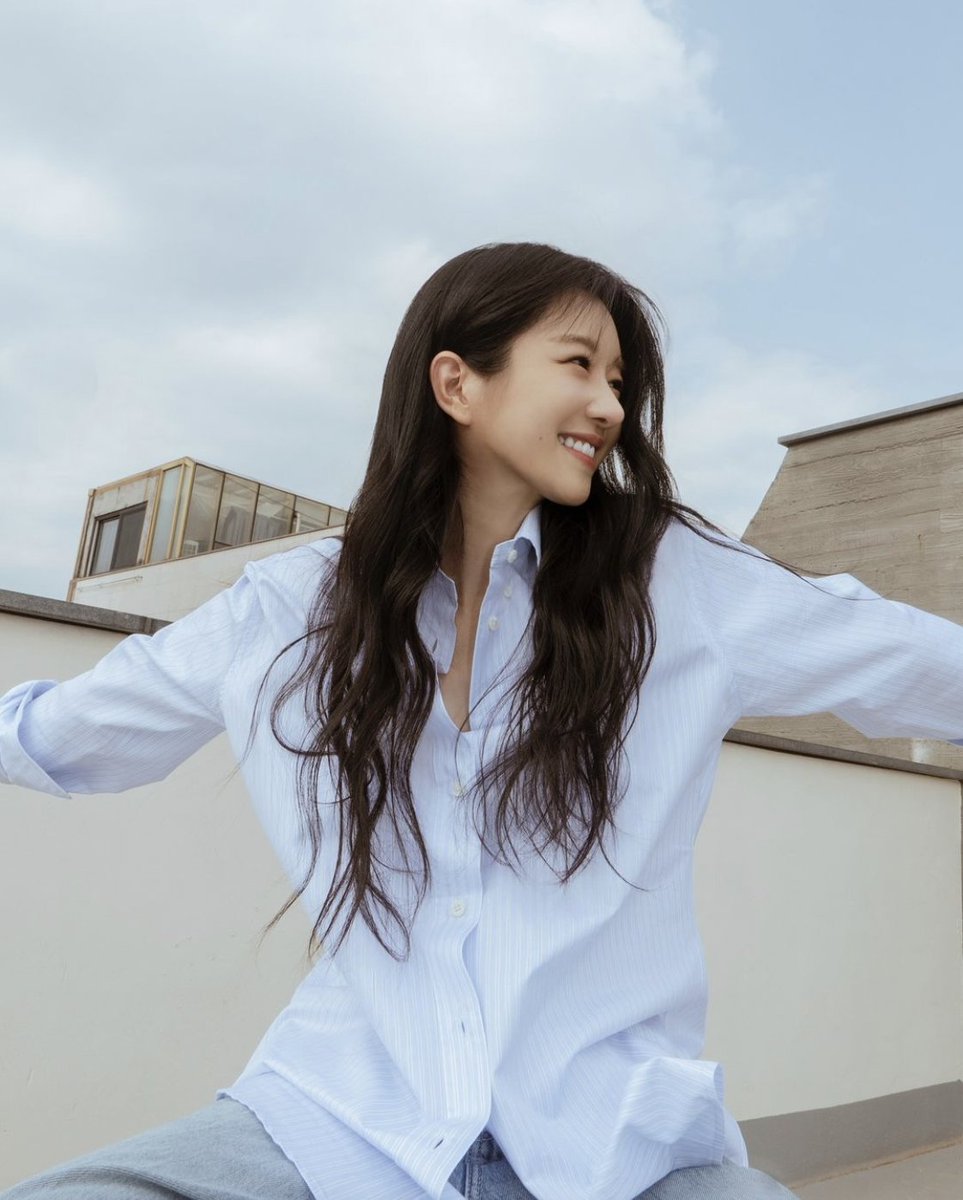 love this photo the most out of the 3... I can totally imagine her asking and telling us this, 'How much do I love you? *outstretched arms* This much!' I love you too Queen #SeoYeaJi🤗👸🤟🫶🫰😘🥰☺️😍  #SeoYeaJiComeBack #Yeyeji_seo Can't wait for your next surprise! 🙆‍♀️💕💙💜🩵💛