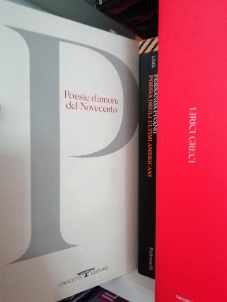 'Poesie d'amore del Novecento' di @crocettieditore (un poetico consiglio di lettura di @BiancoCritico ❣️) ed è in ottima compagnia, tra Fernanda Pivano e i lirici greci