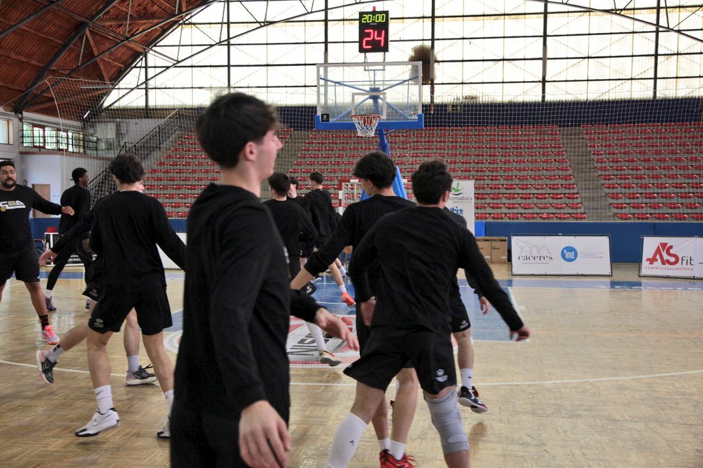 Federación Extremeña de Baloncesto (@fexb) on Twitter photo #TiempoDeFinales🏆| <a href="/Primera_FExB/">Primera División Ext</a>
Calentando motores para la gran final... 💨💨
<a href="/adcbaloncesto/">ADC BALONCESTO</a> La Comuna Creativa
🆚️ <a href="/CBACADEMYSPAIN/">City of Badajoz Academy</a> Maristas
⏰️ 12:30
🏟 Serrano Macayo <a href="/Ayto_Caceres/">Ayuntamiento Cáceres</a>
🎟 Acceso gratuito
📺 youtube.com/live/y4P_7EpYR…
📊 App Afición FExB
<a href="/jovendeportEXT/">Jóvenes y Deportes Extremadura</a> #TiempoDeFinales🏆| <a href="/Primera_FExB/">Primera División Ext</a>
Calentando motores para la gran final... 💨💨
<a href="/adcbaloncesto/">ADC BALONCESTO</a> La Comuna Creativa
🆚️ <a href="/CBACADEMYSPAIN/">City of Badajoz Academy</a> Maristas
⏰️ 12:30
🏟 Serrano Macayo <a href="/Ayto_Caceres/">Ayuntamiento Cáceres</a>
🎟 Acceso gratuito
📺 youtube.com/live/y4P_7EpYR…
📊 App Afición FExB
<a href="/jovendeportEXT/">Jóvenes y Deportes Extremadura</a>