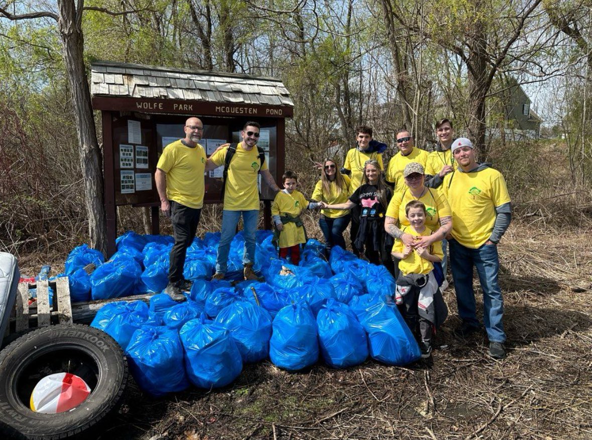 Doing what we can to help cleanup Manchester parks. #DoGood #volunteering #mht #nh